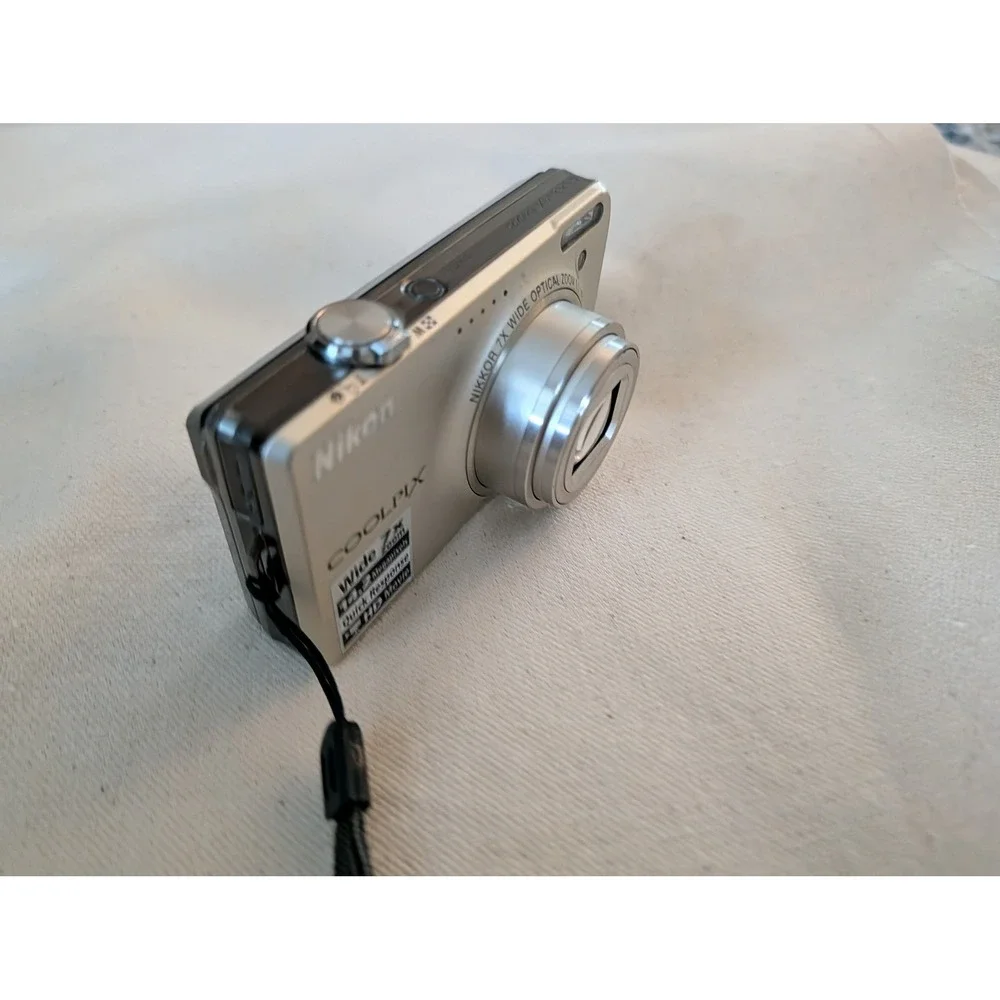 Nikon Coolpix S6000 Silver 14.2MP 7x Zoom Digital Camera SD Card Charger Working